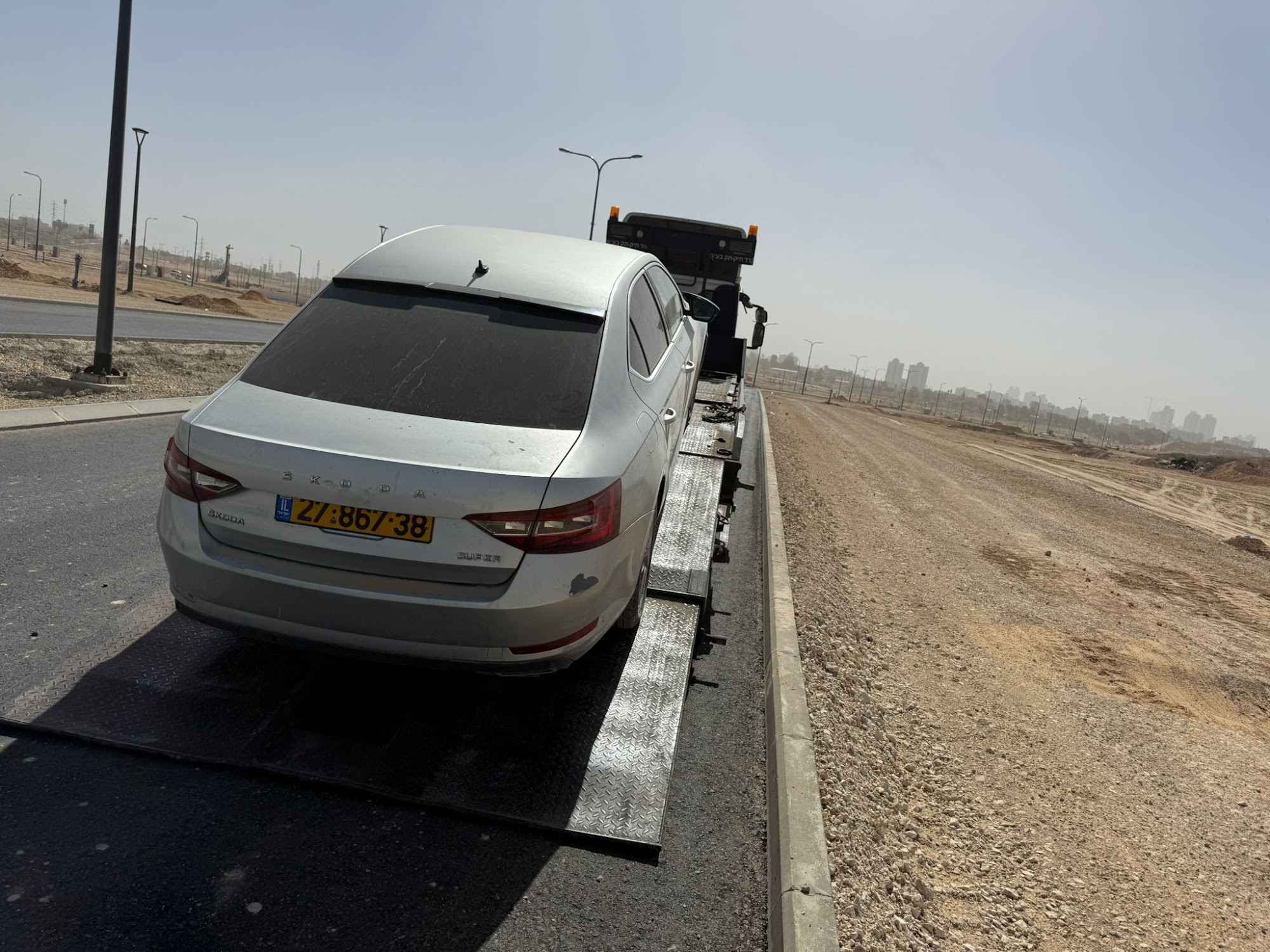 גרר משטח של גרר פארס עם רכב סקודה, בכביש חדש בבאר שבע